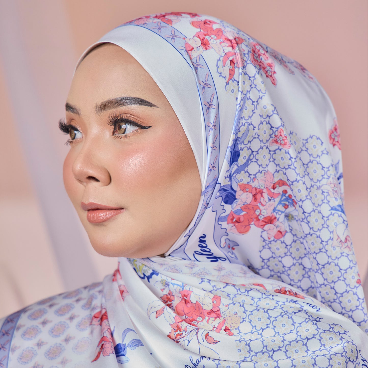 Hyleen Serayu Mekar Shawl Scarf in White