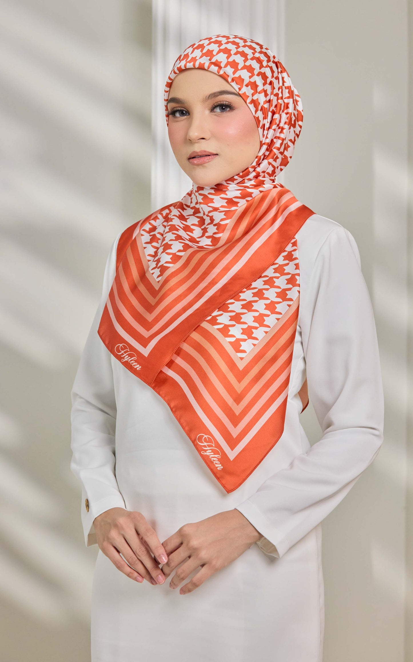 HOUNDSTOOTH SQUARE