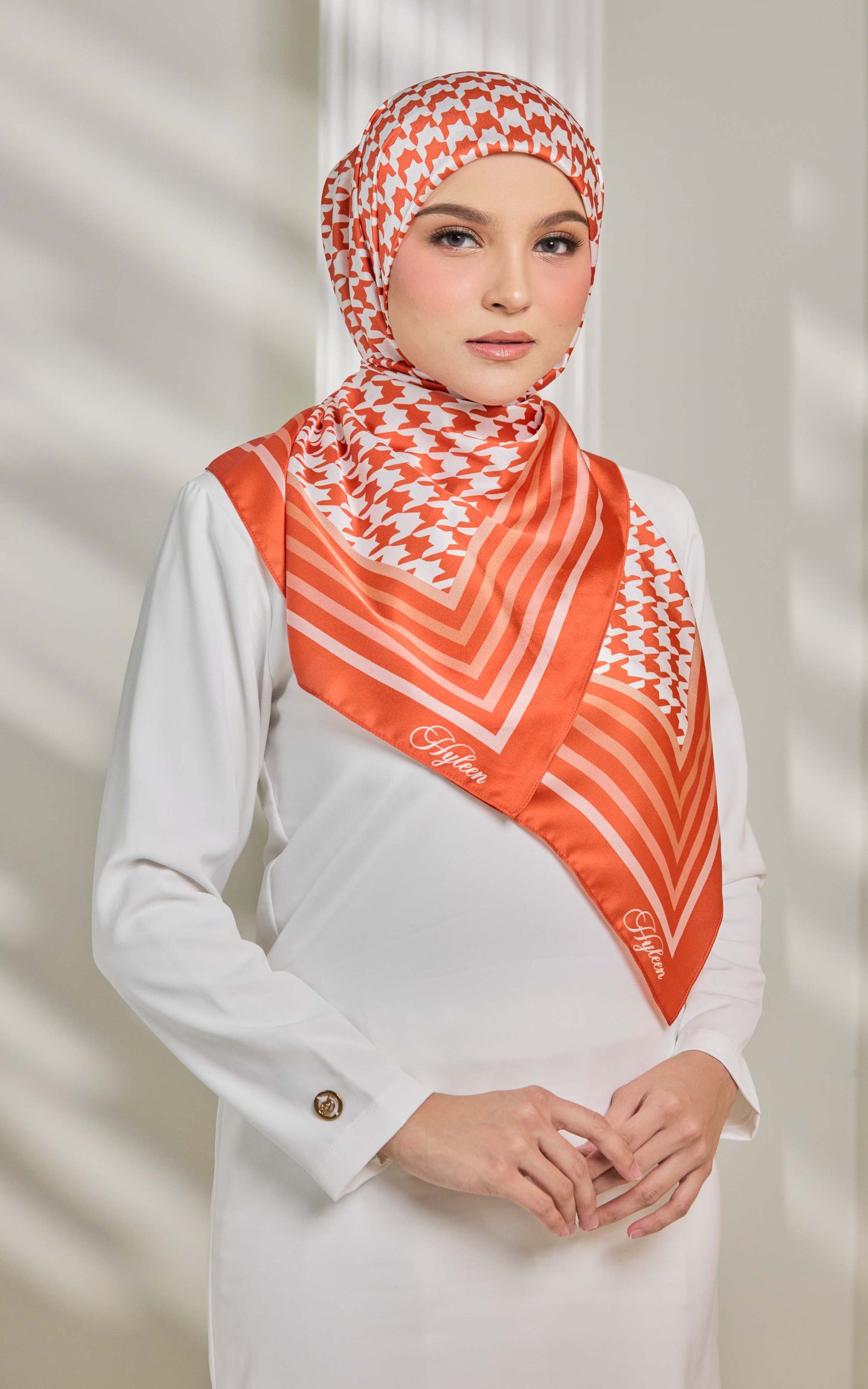 HOUNDSTOOTH SQUARE